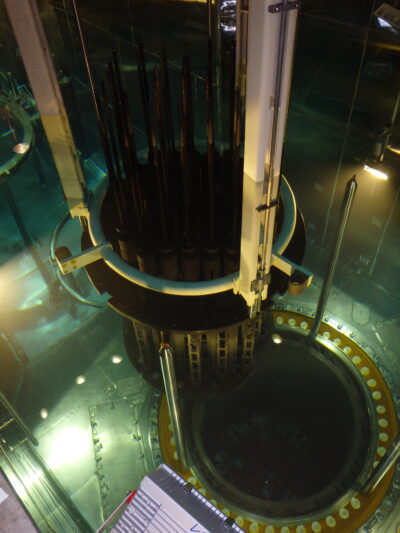 Vpogled v reaktorsko posodo jedrske elektrarne v Krškem.
